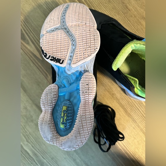 Nike LeBron 19 Low Basketball Shoes - Picture 7 of 9